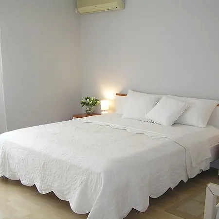 Angela Apartman *